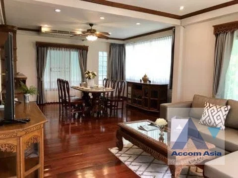 🔼🔽 AccomA 📩 Warm Thai-style house with garden and pool in Sathorn (AA42073)