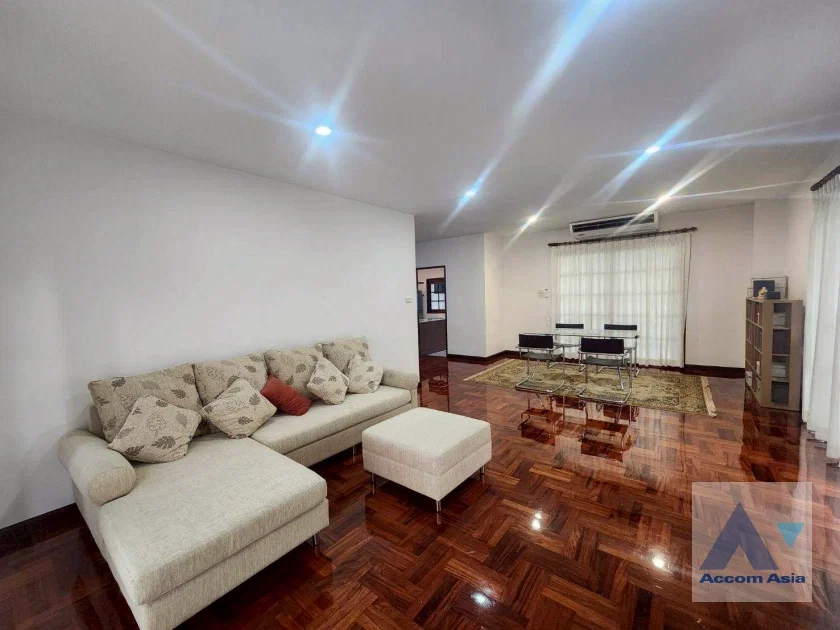 รูป 🔼🔽 AccomA 📩  Family home with Tudor charm in peaceful compound near BTS Onnut (99870) - รูปที่ 6/20