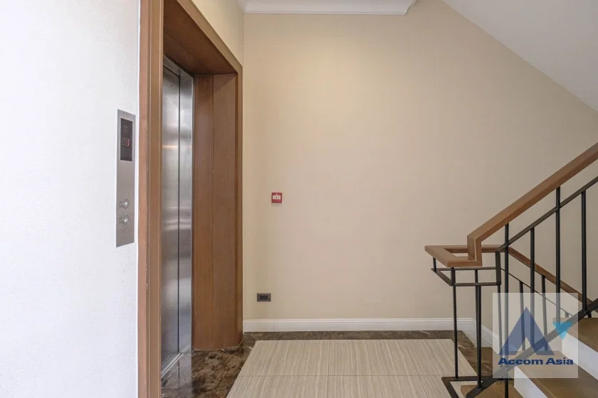 รูป 🔼🔽 AccomA 📩 Private Swimming Pool,Huge Terrace 4 BR Townhouse @749 Residence (AA31156) - รูปที่ 12/20