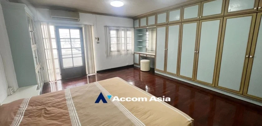 picture 🔼🔽 AccomA 📩  Classic wood-themed home with full built-ins throughout, located in Phra Khanong (AA32424) - 19/20