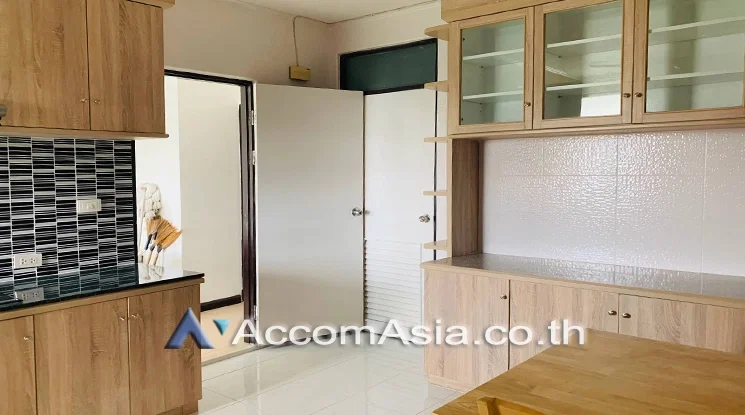 picture 🔼🔽 AccomA 📩 Bright corner unit with warm wood floors and private garden balcony (2045801) - 3/13