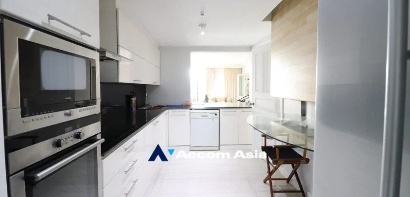 picture 🔼🔽 AccomA 📩 Spacious Classic Condo – Bright, Airy & Private Layout - 8/20
