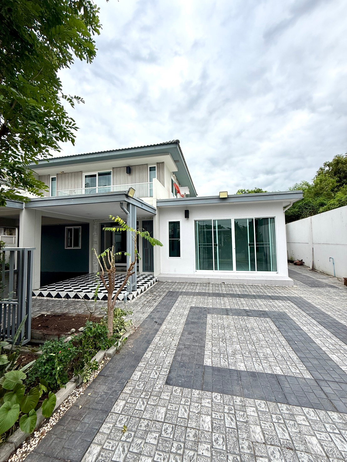 Single house for sale, Mandana Phetkasem Sai 4, special price. Beautifully renovated and fully furnished, still looks very new.