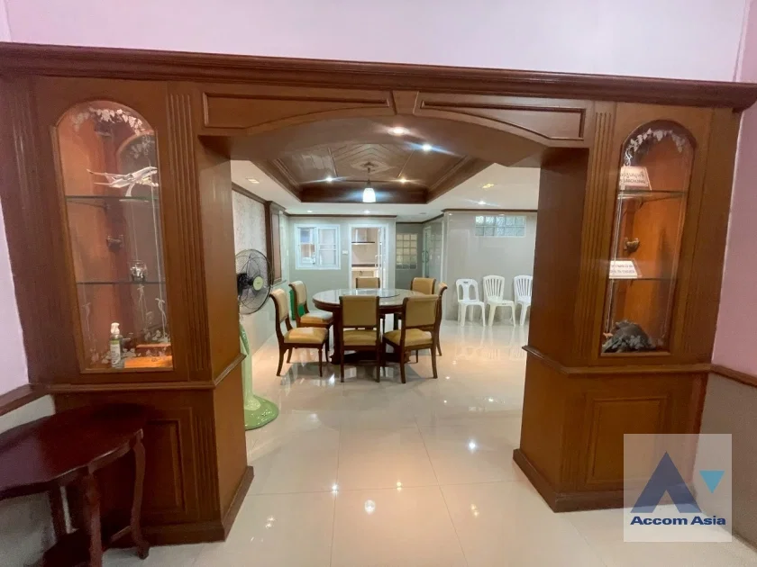 picture 🔼🔽 AccomA 📩 Warm and Timeless Home with Rich Wood Interior in Sathorn (AA18380) - 5/20