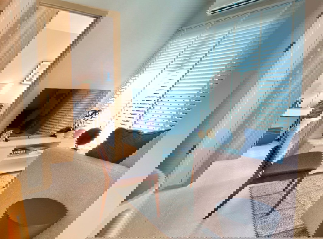 รูป New Connect ดอนเมือง คอนโดใกล้ สนามบินดอนเมือง ภายในห้องมีเฟอร์นิเจอร์ โซฟา โต๊ะ เก้าอี้ เตียง - รูปที่ 3/16