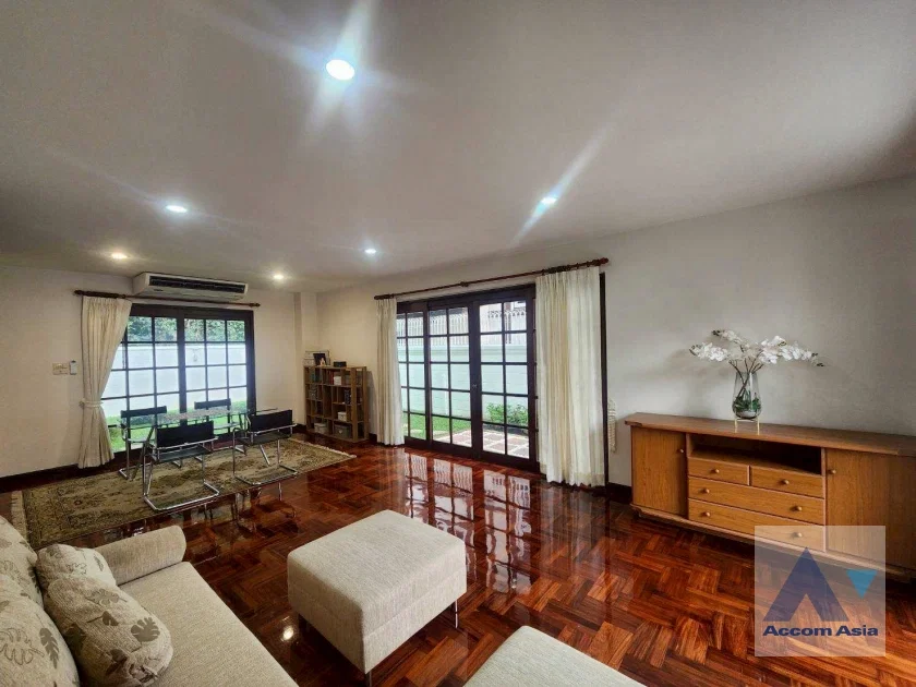 รูป 🔼🔽 AccomA 📩  Family home with Tudor charm in peaceful compound near BTS Onnut (99870) - รูปที่ 16/20