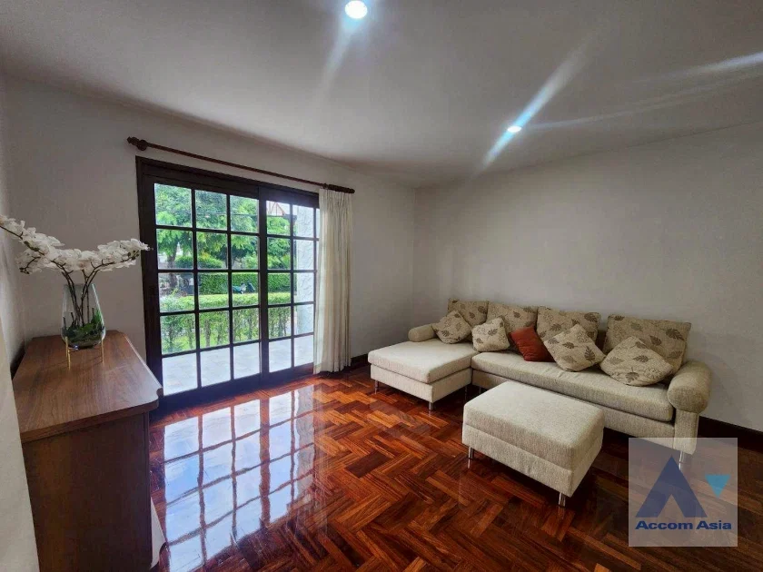 รูป 🔼🔽 AccomA 📩  Family home with Tudor charm in peaceful compound near BTS Onnut (99870) - รูปที่ 10/20