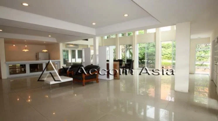 picture 🔼🔽 AccomA 📩 Spacious City Home with Pool and Multipurpose Rooms (1917251) - 3/9