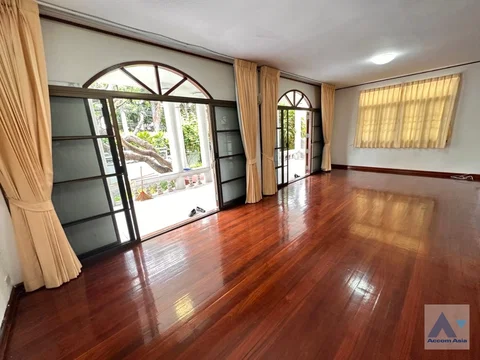 🔼🔽 AccomA 📩  Warm family house with wood floors and classic charm in Sathorn (AA35228)