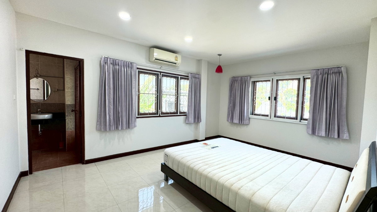 รูป บ้านเดี่ยวให้เช่า : หมู่บ้านเคหะนคร 3 ทำเลพัฒนาการ – ศรีนครินทร์ | 4-ห้องนอน จอดรถ 6 คัน ใกล้ MRT หัวหมาก 🐶Pet Friendly🐱 - รูปที่ 15/18