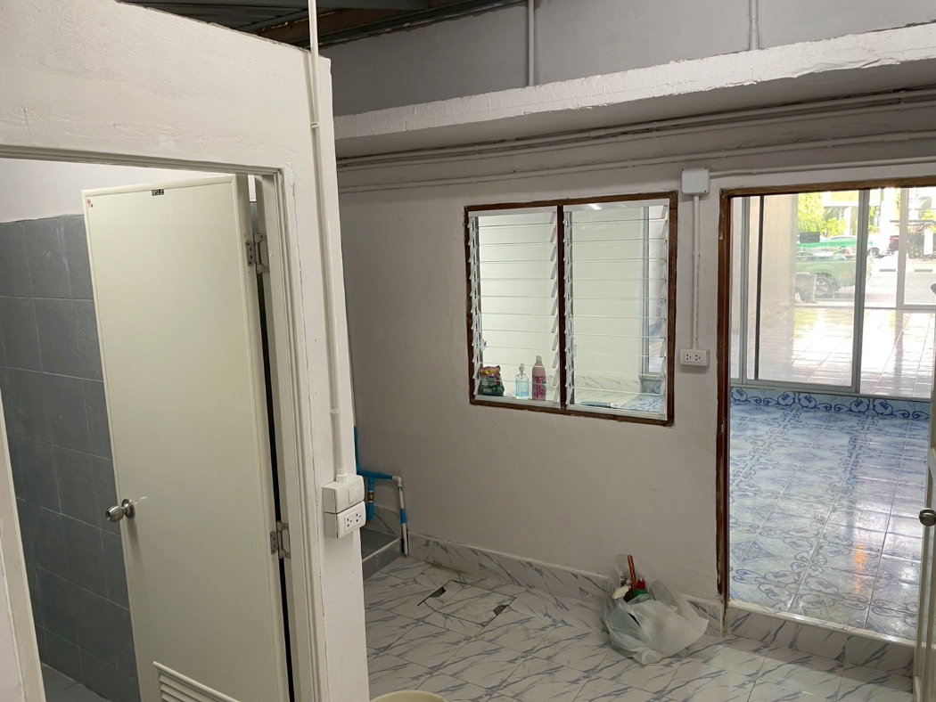 รูป ให้เช่าชั้น 1 อาคารพาณิชย์ ใจกลางแยกมีนบุรี คนพลุกพล่าน เหมาะทำร้านอาหาร - รูปที่ 8/12