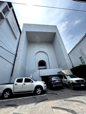 Office for rent Pracha Uthit Road : For rent  4-storey office building 🏦  With parking for 16 cars 🚗🚙  📍Suksawat Road