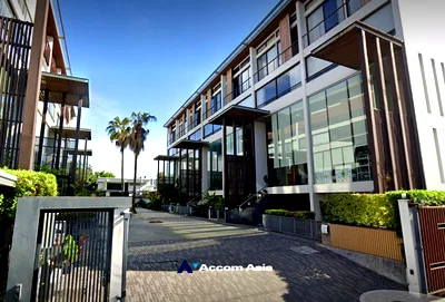 Townhouses for rent Central Plaza Bang Na : 🔼🔽 AccomA 📩  Modern open-layout house in Punnawithi with high ceilings and natural light (AA15293