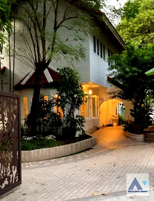 Houses for rent Khlong Toei : 🔼🔽 AccomA 📩 Pet friendly 4 BR House in Phra Khanong (AA44978)