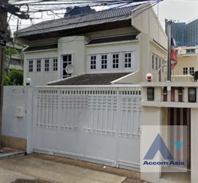 🔼🔽 AccomA 📩 Detached House with Private Courtyard and Large Balcony (AA36350)