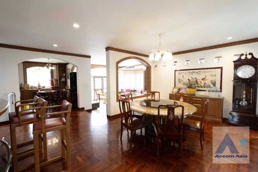 picture 🔼🔽 AccomA 📩 Classic House in Serene Garden with Spacious Layout (AA36987) - 10/20