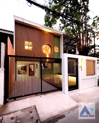 เช่าบ้านเดี่ยว โรงเรียนเซนต์แอนดรูส์อินเตอร์เนชันแนล กรุงเทพ : 🔼🔽 AccomA 📩  3 BR House in Phra Khanong Nuea (AA44256)