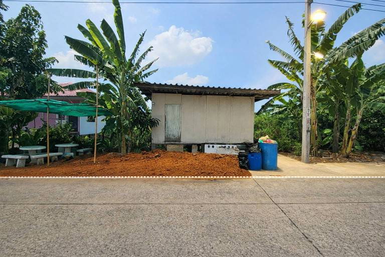 รูป ขายที่ดิน ติดถนนคอนกรีต อำเภอบางเสาธง สมุทรปราการ เข้า ออก ได้หลายเส้นทาง - รูปที่ 1/4