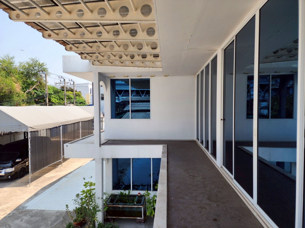 รูป ขายบ้านพร้อมที่ดิน รามอินทรา 42 ใกล้รถไฟฟ้าอินทรา กม.6เพียง 1 นาที เหมาะเป็นhome office - รูปที่ 18/21