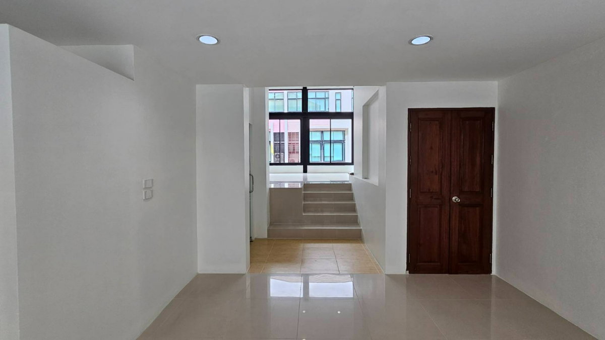 รูป ทาวน์โฮม 3.5 ชั้น ทาวน์อินทาวน์ ใกล้โรงเรียนบดินทร์เดชา - โรงเรียนนานาชาติ เชื่อมต่อเส้นเลียบทางด่วนได้ทันที พร้อมเดินทางไปเอกมัย-ทองหล่อ 🚘 - รูปที่ 6/28