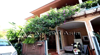 Houses for rent BTS Nana : 🔼🔽 AccomA 📩 Pet friendly 3 BR House in Khlong Toei (95246)