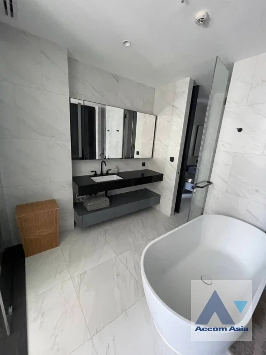 รูป 🔼🔽 AccomA 📩 Neutral-tone condo with natural light and simple design in Sathorn (AA43148) - รูปที่ 4/6