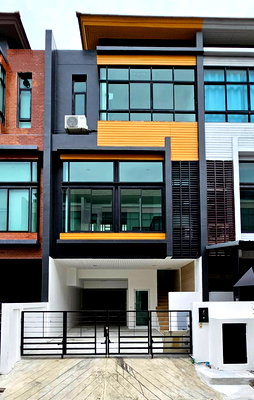 ทาวน์โฮม เขตวังทองหลาง : ทาวน์โฮม 3.5 ชั้น ทาวน์อินทาวน์ ใกล้โรงเรียนบดินทร์เดชา - โรงเรียนนานาชาติ เชื่อมต่อเส้นเลียบทางด่วนได้ทันที พร้อมเดินทางไปเอกมัย-ทองหล่อ 🚘