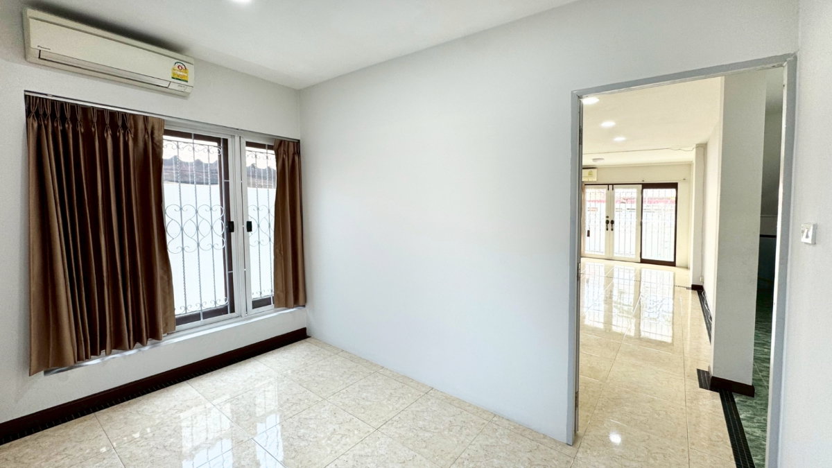 รูป บ้านเดี่ยวให้เช่า : หมู่บ้านเคหะนคร 3 ทำเลพัฒนาการ – ศรีนครินทร์ | 4-ห้องนอน จอดรถ 6 คัน ใกล้ MRT หัวหมาก 🐶Pet Friendly🐱 - รูปที่ 6/18