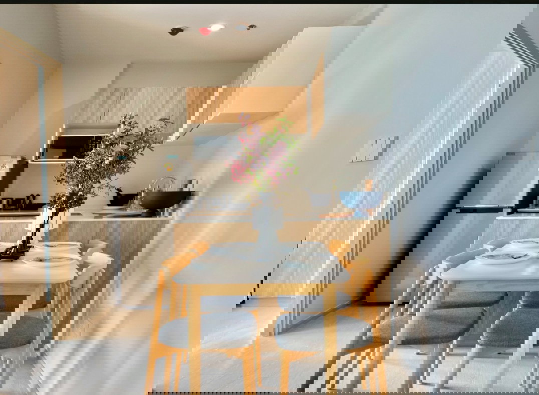 รูป New Connect ดอนเมือง คอนโดใกล้ สนามบินดอนเมือง ภายในห้องมีเฟอร์นิเจอร์ โซฟา โต๊ะ เก้าอี้ เตียง - รูปที่ 2/16