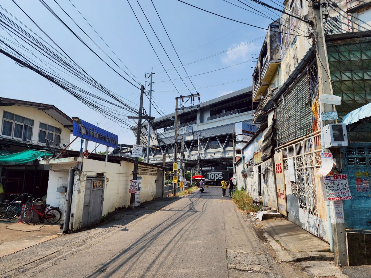 รูป ขายบ้านพร้อมที่ดิน รามอินทรา 42 ใกล้รถไฟฟ้าอินทรา กม.6เพียง 1 นาที เหมาะเป็นhome office - รูปที่ 4/21