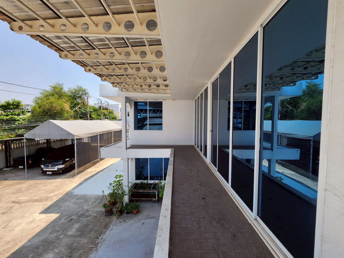 รูป ขายบ้านพร้อมที่ดิน รามอินทรา 42 ใกล้รถไฟฟ้าอินทรา กม.6เพียง 1 นาที เหมาะเป็นhome office - รูปที่ 5/21