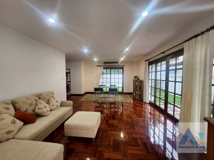 รูป 🔼🔽 AccomA 📩  Family home with Tudor charm in peaceful compound near BTS Onnut (99870) - รูปที่ 2/20