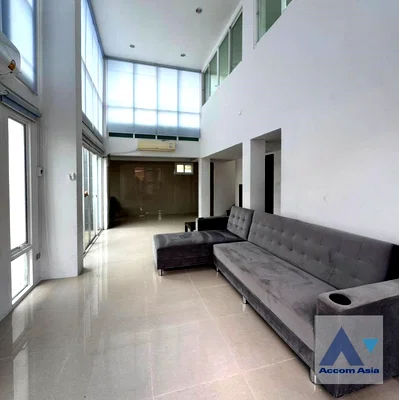 Townhouses for rent BTS On Nut : 🔼🔽 AccomA 📩  3 BR Townhouse in Khlong Tan Nuea (AA44795)