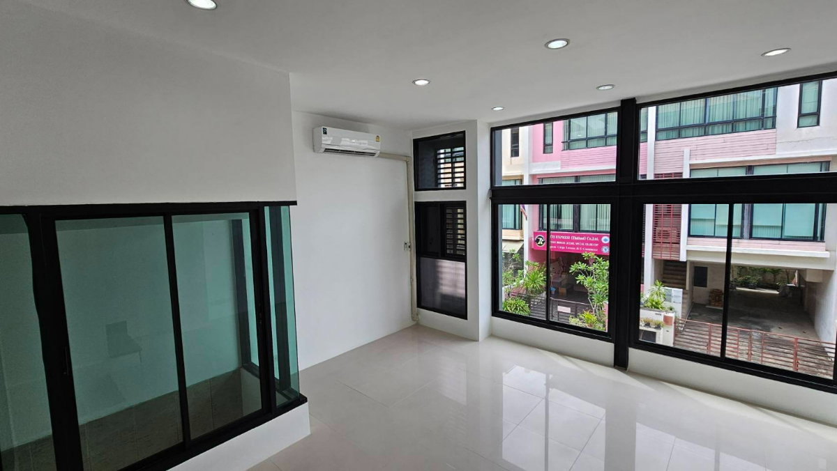 รูป ทาวน์โฮม 3.5 ชั้น ทาวน์อินทาวน์ ใกล้โรงเรียนบดินทร์เดชา - โรงเรียนนานาชาติ เชื่อมต่อเส้นเลียบทางด่วนได้ทันที พร้อมเดินทางไปเอกมัย-ทองหล่อ 🚘 - รูปที่ 10/28