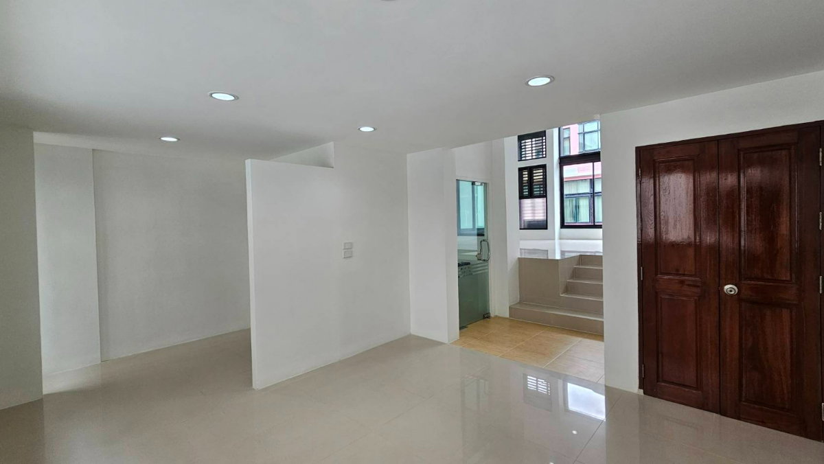 รูป ทาวน์โฮม 3.5 ชั้น ทาวน์อินทาวน์ ใกล้โรงเรียนบดินทร์เดชา - โรงเรียนนานาชาติ เชื่อมต่อเส้นเลียบทางด่วนได้ทันที พร้อมเดินทางไปเอกมัย-ทองหล่อ 🚘 - รูปที่ 5/28