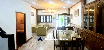 Townhouses for rent BTS On Nut : 🔼🔽 AccomA 📩  Classic wood-themed home with full built-ins throughout, located in Phra Khanong (AA32424)