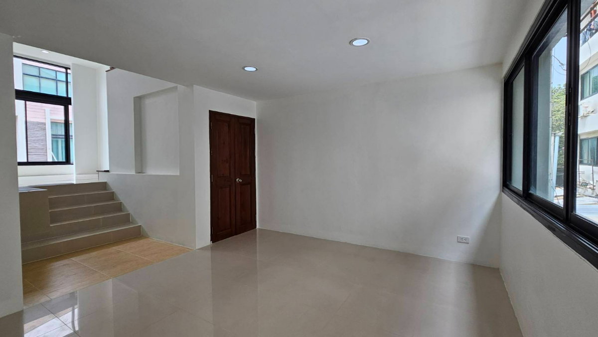 รูป ทาวน์โฮม 3.5 ชั้น ทาวน์อินทาวน์ ใกล้โรงเรียนบดินทร์เดชา - โรงเรียนนานาชาติ เชื่อมต่อเส้นเลียบทางด่วนได้ทันที พร้อมเดินทางไปเอกมัย-ทองหล่อ 🚘 - รูปที่ 19/28