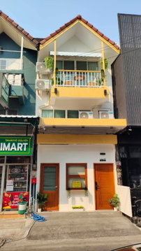 ขายบ้าน 3 ชั้น ในเมืองเชียงใหม่ ย่านสันติธรรม ตกแต่งพร้อมอยู่ ทำ Hostel หรือ Airbnb ได้ (H398) T.0946511456