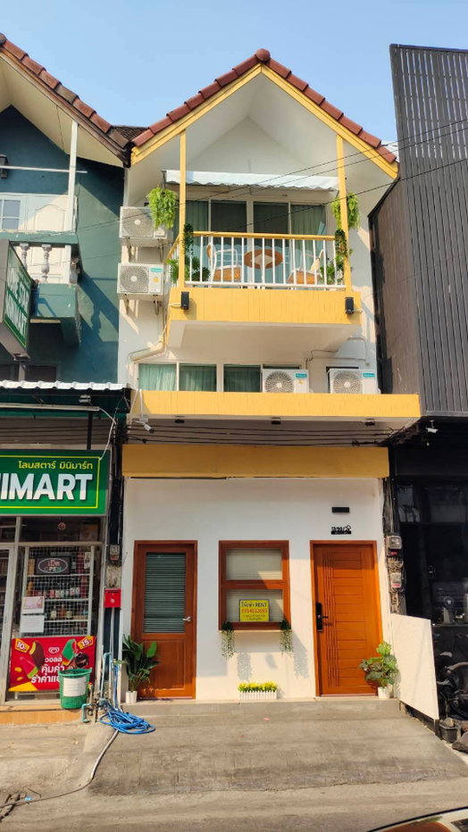 รูป ขายบ้าน 3 ชั้น ในเมืองเชียงใหม่ ย่านสันติธรรม ตกแต่งพร้อมอยู่ ทำ Hostel หรือ Airbnb ได้ (H398) T.0946511456 - รูปที่ 1/14