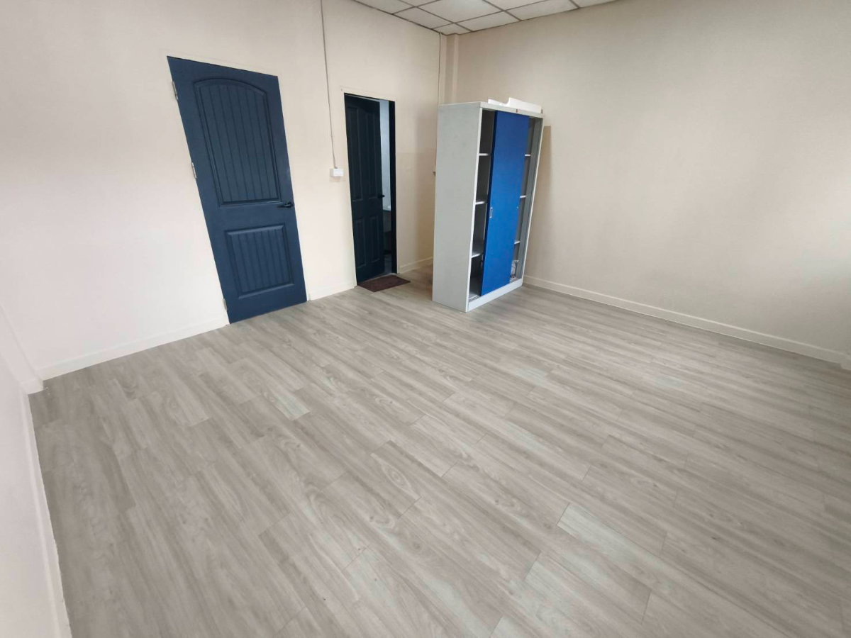 รูป ขาย เช่า บ้าน 3 ชั้น รีโนเวทใหม่ทั้งหลัง พร้อมอยู่  หมู่บ้านธนะสิน 9 นวมินทร์ 86 กรุงเทพฯ - รูปที่ 12/17