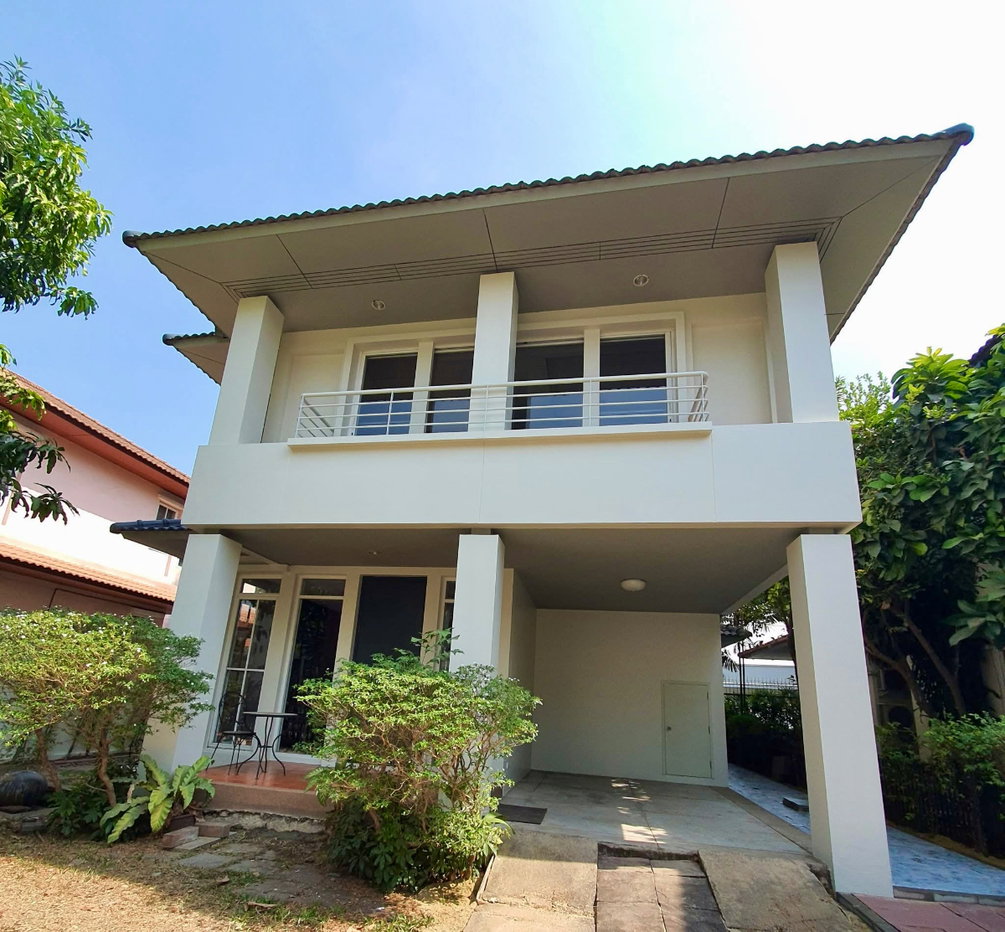 รูป ให้เช่าบ้านเดี่ยว 2 ชั้น หมู่บ้านบางกอกวิลล่า เลียบด่วนเอกมัย–รามอินทรา บ้านเดี่ยวในเมือง เป็นส่วนตัว เดินทางสะดวก ใกล้ทางด่วนและโรงเรียนนานาชาติ - รูปที่ 1/8