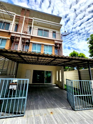 Home office for rent Bangkok : 3-story townhome for rent at Village City Pattanakarn 38. Fully furnished and ready to move in! 🔥35,000 THB/month🔥