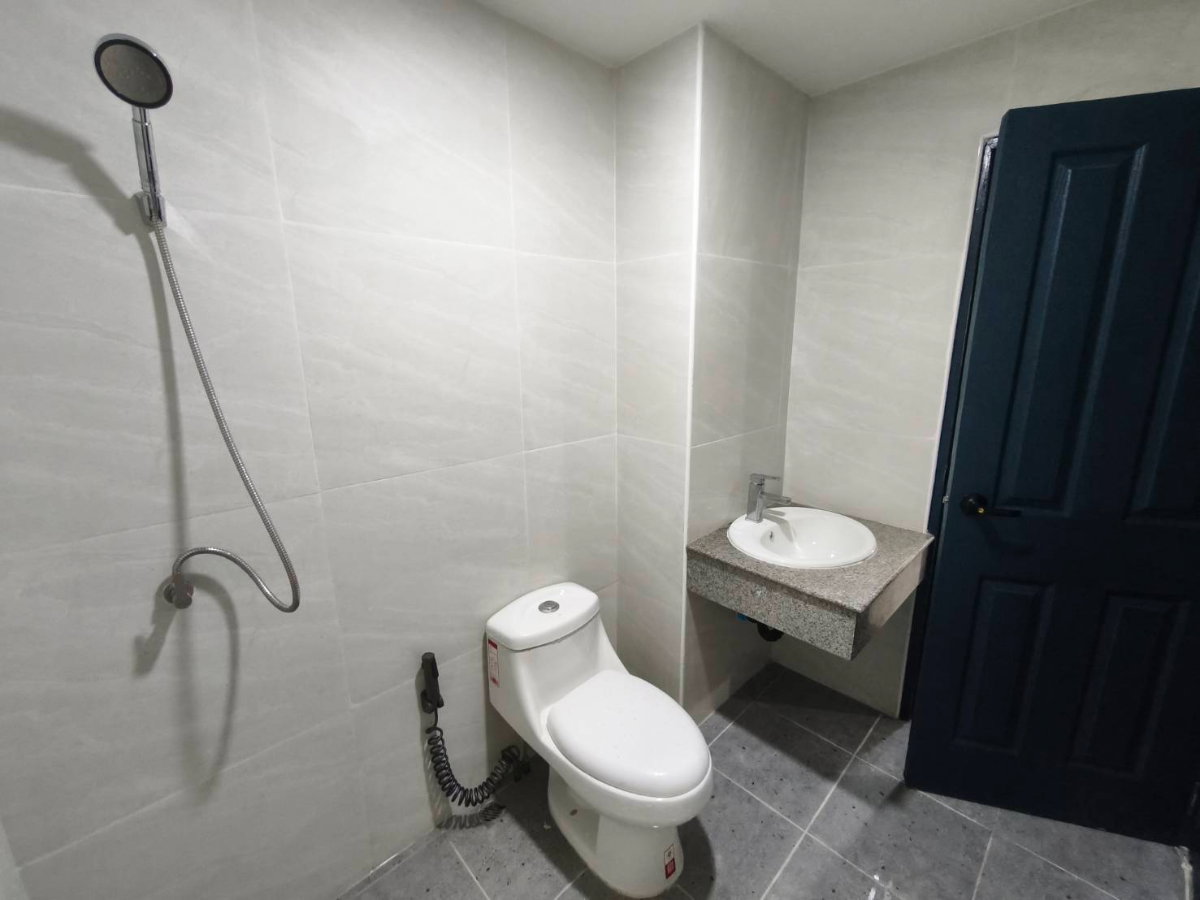 รูป ขาย เช่า บ้าน 3 ชั้น รีโนเวทใหม่ทั้งหลัง พร้อมอยู่  หมู่บ้านธนะสิน 9 นวมินทร์ 86 กรุงเทพฯ - รูปที่ 6/17