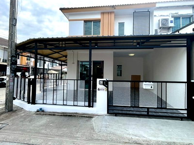 Townhouses for sale Bangkok : Corner townhouse for sale. Pruksa Village 78, Lat Krabang Industrial Estate. 24.3 sq.wah. 3 bedrooms, 2 bathrooms. Newly renovated.  