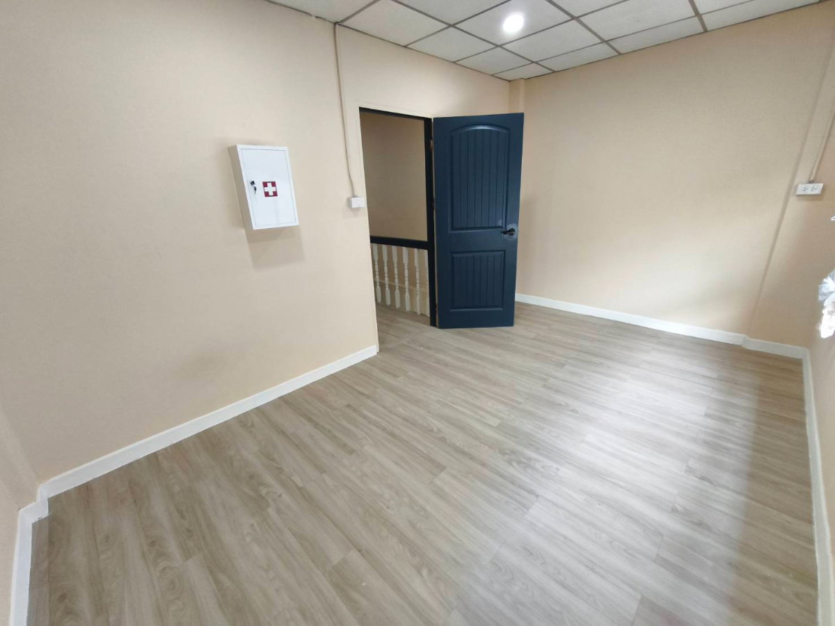 รูป ขาย เช่า บ้าน 3 ชั้น รีโนเวทใหม่ทั้งหลัง พร้อมอยู่  หมู่บ้านธนะสิน 9 นวมินทร์ 86 กรุงเทพฯ - รูปที่ 7/17