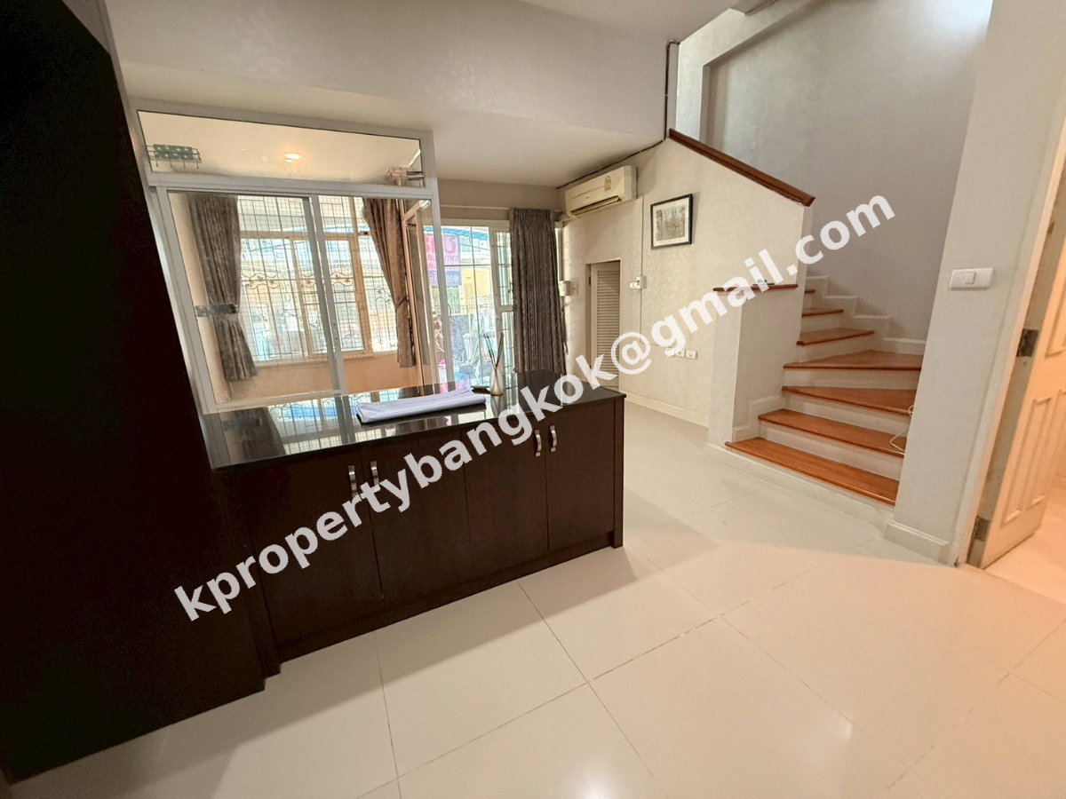 รูป ขายทาวน์โฮม 3.5 ชั้น The Metro Rama 9 ใกล้รถไฟฟ้า ใกล้มอเตอร์เวย์ 200 ตร.ม. ราคา 3.99 ล้าน - รูปที่ 4/32