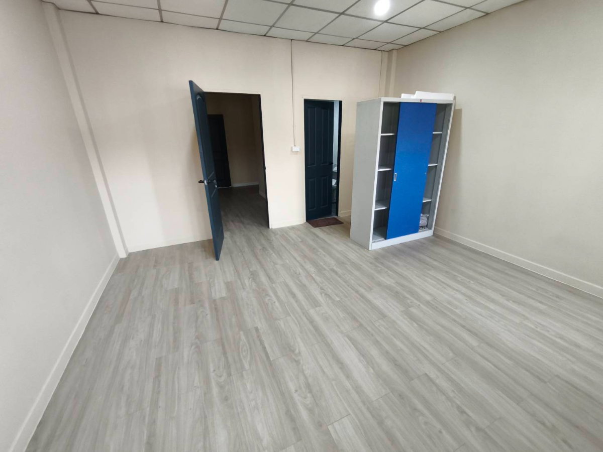 รูป ขาย เช่า บ้าน 3 ชั้น รีโนเวทใหม่ทั้งหลัง พร้อมอยู่  หมู่บ้านธนะสิน 9 นวมินทร์ 86 กรุงเทพฯ - รูปที่ 14/17