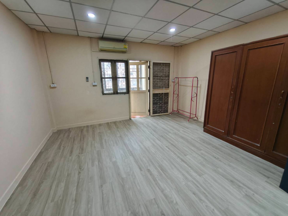 รูป ขาย เช่า บ้าน 3 ชั้น รีโนเวทใหม่ทั้งหลัง พร้อมอยู่  หมู่บ้านธนะสิน 9 นวมินทร์ 86 กรุงเทพฯ - รูปที่ 5/17