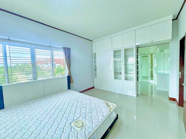 รูป บ้านเดี่ยวหรู 2 ชั้น 3 นอน 100 ตร.ว. 300 ตร.ม.ใกล้ เจพาร์ค ศรีราชา 500 ม. หลังมุม สภาพสวย ทำเลศรีราชา . ศรีราชาะนิคมอุตสาหกรรม - รูปที่ 2/8