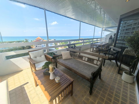 Luxurious unit right in beach-front!